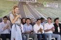 Mulher  discursando em cima do palco