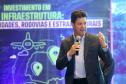 Homem falando no microfone em cima do palco