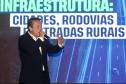 Homem falando no microfone em cima do palco