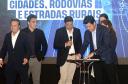 pessoa assinando papel de liberação de recursos