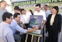 Homem assinando placa de inauguração da duplicação da PR-445 de Mauá da Serra a Lerroville