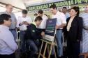 Homem assinando placa de inauguração da duplicação da PR-445 de Mauá da Serra a Lerroville