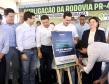 Homem assinando placa de inauguração da duplicação da PR-445 de Mauá da Serra a Lerroville