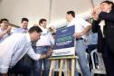 Homem assinando placa de inauguração da duplicação da PR-445 de Mauá da Serra a Lerroville