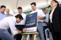 Homem assinando placa de inauguração da duplicação da PR-445 de Mauá da Serra a Lerroville