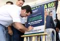 Governador assinando placa de inauguração da duplicação da PR-445 de Mauá da Serra a Lerroville