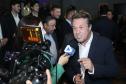 Homem dando entrevista a repórteres