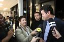 Homem dando entrevista a repórteres