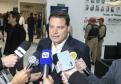 Homem dando entrevista a repórteres