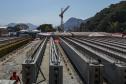 Instalação dos cabos de aço no trecho estaiado da Ponte de Guaratuba
