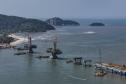 Instalação dos cabos de aço no trecho estaiado da Ponte de Guaratuba