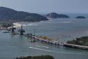 Instalação dos cabos de aço no trecho estaiado da Ponte de Guaratuba
