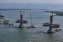 Instalação dos cabos de aço no trecho estaiado da Ponte de Guaratuba