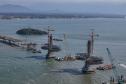 Instalação dos cabos de aço no trecho estaiado da Ponte de Guaratuba