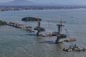 Instalação dos cabos de aço no trecho estaiado da Ponte de Guaratuba