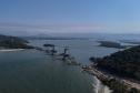 Instalação dos cabos de aço no trecho estaiado da Ponte de Guaratuba