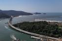 Instalação dos cabos de aço no trecho estaiado da Ponte de Guaratuba