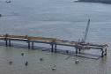 Instalação dos cabos de aço no trecho estaiado da Ponte de Guaratuba