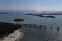 Instalação dos cabos de aço no trecho estaiado da Ponte de Guaratuba