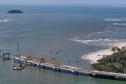 Instalação dos cabos de aço no trecho estaiado da Ponte de Guaratuba