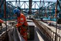 Instalação dos cabos de aço no trecho estaiado da Ponte de Guaratuba