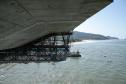 Instalação dos cabos de aço no trecho estaiado da Ponte de Guaratuba