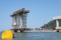 Instalação dos cabos de aço no trecho estaiado da Ponte de Guaratuba