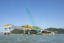 Instalação dos cabos de aço no trecho estaiado da Ponte de Guaratuba