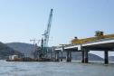 Instalação dos cabos de aço no trecho estaiado da Ponte de Guaratuba