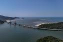 Instalação dos cabos de aço no trecho estaiado da Ponte de Guaratuba