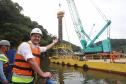 Governador em frente a obras da Ponte de Guaratuba