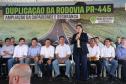 Mulher discursando em cima do palco