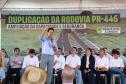 Homem discursando em cima do palco