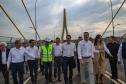 Pessoas andando pela Ponte da Integração