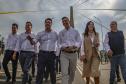 Pessoas andando pela Ponte da Integração