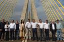 Pessoas andando pela Ponte da Integração