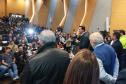 Governador falando de cima do palco