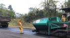 Rodovia de Pinhão recebe serviços de conservação do pavimento do DER/PR