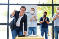 O Governo do Paraná firmou nesta segunda-feira (19) o convênio que formaliza a parceria entre o Estado e as prefeituras de Pontal do Paraná e de Paranaguá para a oferta de serviço no transporte aquaviário aos usuários e turistas que visitam a Ilha do Mel. O objetivo é melhorar o atendimento à população.