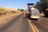 O Governo do Estado iniciou nesta segunda-feira (10) as obras de conservação da PR-463, rodovia que faz a ligação do Noroeste paranaense com o Interior de São Paulo. Para marcar o início dos trabalhos, o chefe da Casa Civil, Guto Silva, o secretário estadual da Infraestrutura e Logística, Sandro Alex, e o diretor-geral do Departamento de Estradas de Rodagem do Paraná (DER/PR), Fernando Furiatti, estiveram no trecho para acompanhar os trabalhos, que passam pelo município de Santo Inácio. - Foto: DER