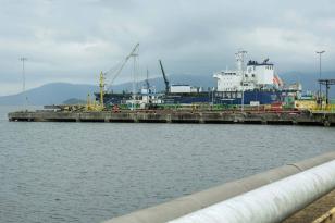 Vista do pier de embarque de carga líquida no Porto de Paranaguá