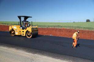 Levar infraestrutura de qualidade é uma das formas de oferecer apoio às regiões produtoras do Paraná, localizadas nas áreas rurais dos municípios.