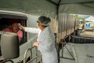 De janeiro a agosto, cerca de 350 mil veículos passaram pelo porto paranaense. Caminhoneiros não pararam durante a pandemia e são responsáveis por 84% da movimentação de produtos que chegam ou saem do Paraná via portos.