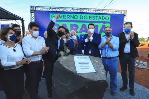 O governador Carlos Massa Ratinho Junior acompanhado do Secretário de Infraestrutura e Logística do Paraná, Sandro Alex, do diretor geral do Departamento de Estradas de Rodagem (DER), Fernando Furiatti e demais autoridades estiveram nesta quarta-feira (14) em Guarapuava, na região Central do Estado, para vistoriar as obras de duplicação da BR-277 que cruza o perímetro urbano da cidade