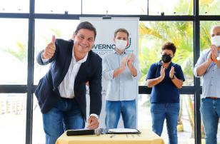 O Governo do Paraná firmou nesta segunda-feira (19) o convênio que formaliza a parceria entre o Estado e as prefeituras de Pontal do Paraná e de Paranaguá para a oferta de serviço no transporte aquaviário aos usuários e turistas que visitam a Ilha do Mel. O objetivo é melhorar o atendimento à população.