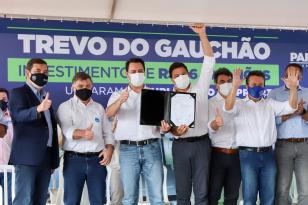 O governador Carlos Massa Ratinho Junior lança nesta sexta-feira (23) a pedra fundamental das obras de modernização do Trevo Gauchão e da duplicação da PR-323 no perímetro urbano de Umuarama. O investimento é de R$ 66,1 milhões. 23/04/2021 - Foto: Geraldo Bubniak/AEN