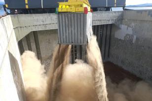 O produto do bagaço da cana veio do interior paulista e é resíduo de usinas de produção de açúcar e etanol. O procedimento de embarque é o mesmo utilizado para embarcar o farelo de soja pelo terminal.