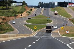 Estão previstos serviços de sinalização horizontal, instalação de tachas refletivas e tachões, sinalização vertical com placas refletivas, pórticos e semipórticos, além de defensas metálicas ao longo de 10.477  quilômetros de rodovias