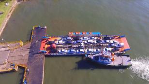 Uma nova balsa com capacidade para 44 veículos e um rebocador começaram a operar na travessia da Baía de Guaratuba, na região do Litoral, no último sábado (12)