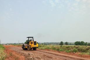 Trecho não pavimentado de rodovia em Loanda recebe serviços de conservação Foto: DER